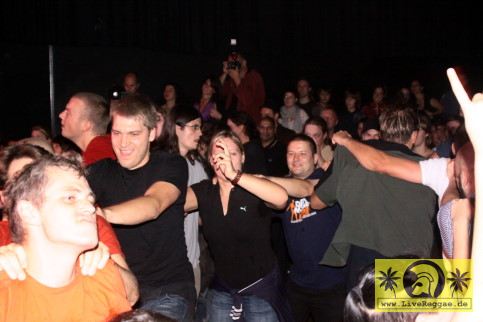 Blechreiz (D) with Laura and The Bumble Bee Babes  - SO 36, Berlin Kreuzberg 10. Oktober 2009 (28).JPG